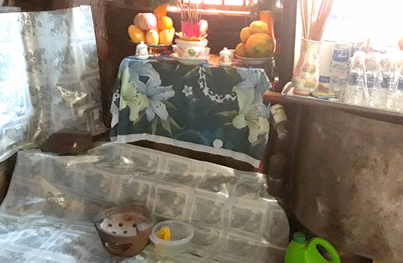 Hàng trăm người ùn ùn kéo đến thắp nhang, cúng bái cái lò dính chặt vào nền nhà bếp - Ảnh 2. Hàng trăm người ùn ùn kéo đến thắp nhang, cúng bái cái lò dính chặt vào nền nhà bếp 1