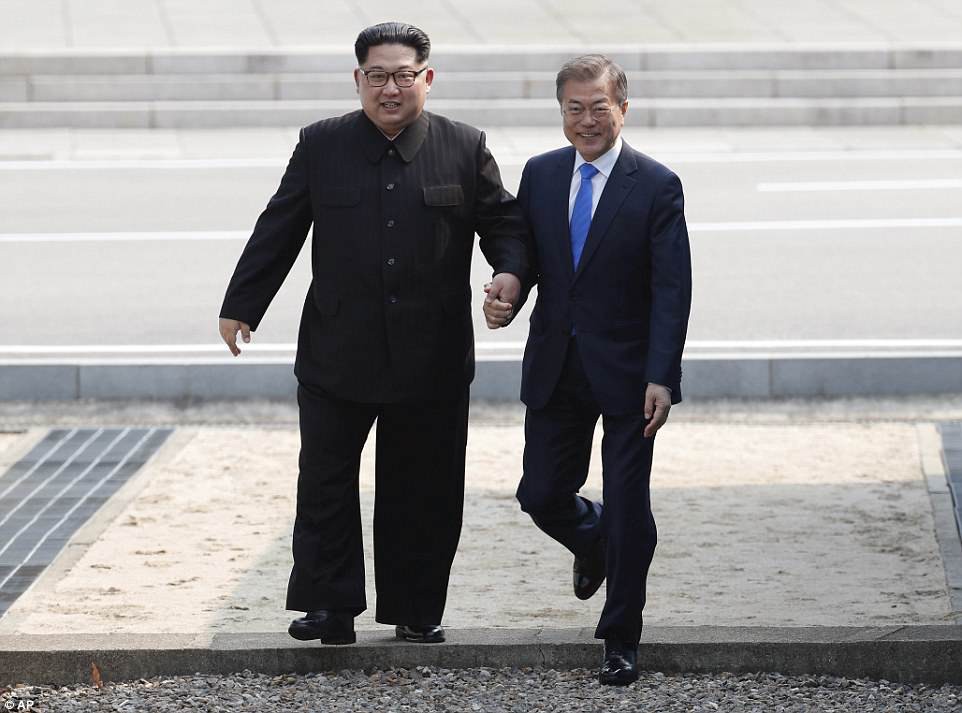 Khoảnh khắc lịch sử: Ông Kim Jong Un bước qua biên giới 2 miền Triều Tiên, một kỷ nguyên mới được bắt đầu - Ảnh 3.