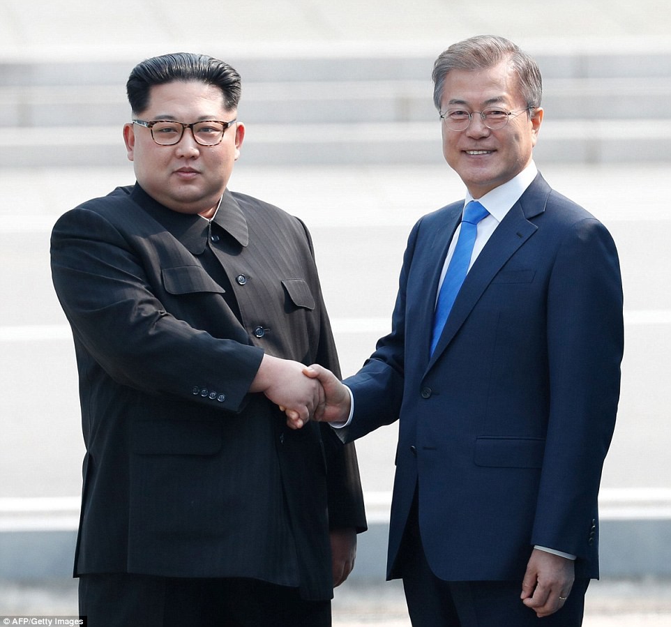 Khoảnh khắc lịch sử: Ông Kim Jong Un bước qua biên giới 2 miền Triều Tiên, một kỷ nguyên mới được bắt đầu - Ảnh 2.