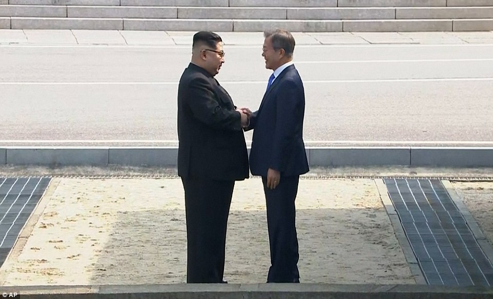 Khoảnh khắc lịch sử: Ông Kim Jong Un bước qua biên giới 2 miền Triều Tiên, một kỷ nguyên mới được bắt đầu - Ảnh 4. Khoảnh khắc lịch sử: Ông Kim Jong Un bước qua biên giới 2 miền Triều Tiên, một kỷ nguyên mới được bắt đầu 4