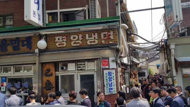 Người Hàn Quốc đổ xô đi ăn món mỳ trong thực đơn chiêu đãi ông Kim Jong-un - Ảnh 6.