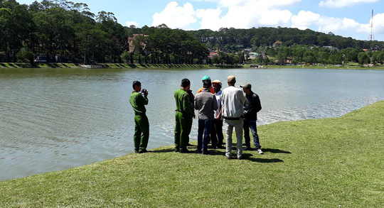 Tá hỏa phát hiện thi thể người đàn ông nổi ở hồ Xuân Hương 1