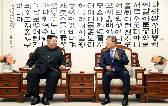 Giải mã bức tường đầy chữ phía sau hai nhà lãnh đạo Moon Jae-in và Kim Jong-un - Ảnh 1.