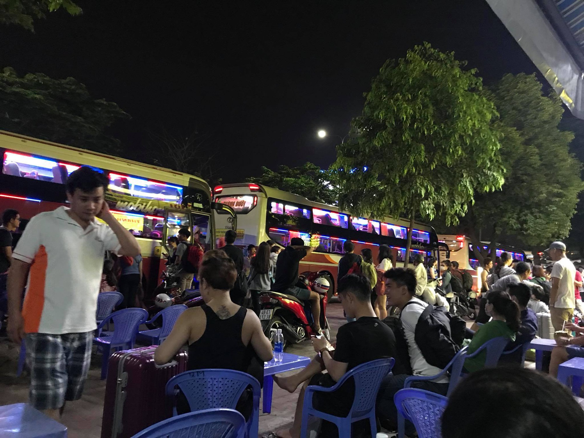 Nghỉ lễ 30/4 - 1/5: Nhà nghỉ, khách sạn đồng loạt tăng giá nhưng vẫn cháy phòng, vé xe khách khan hiếm - Ảnh 3. Nghỉ lễ 30/4 - 1/5: Nhà nghỉ, khách sạn đồng loạt tăng giá nhưng vẫn 'cháy' phòng, vé xe khách khan hiếm 3