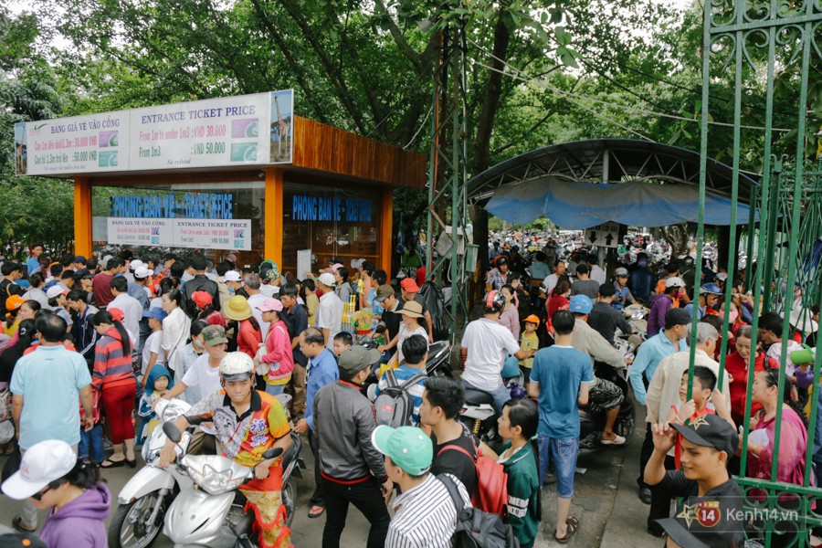 Hàng nghìn người chen nhau mua vé, vật vờ như hành xác ở Thảo Cầm Viên trong dịp lễ 30/4 - Ảnh 7.