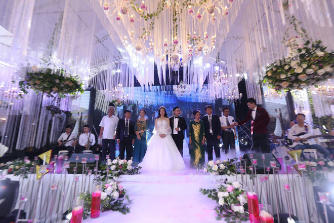 Hữu Công tiết lộ chi 2 tỷ cho đám cưới 'khủng', rộng 700m2, mời 1000 khách cùng sao hạng A về làng 1