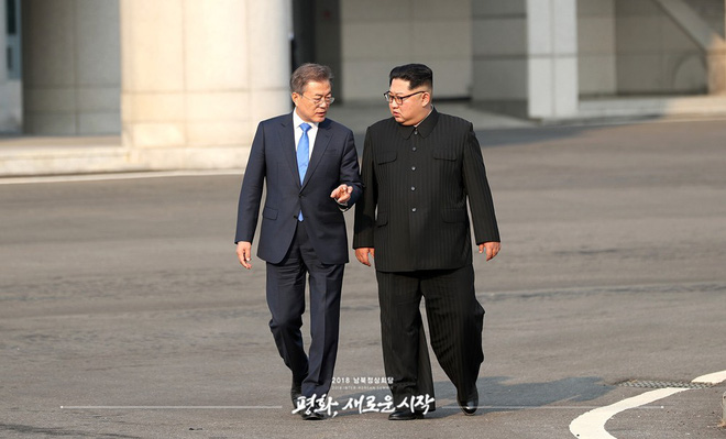 Hậu trường Thượng đỉnh: Tôn trọng đối phương, ông Kim Jong-un lẳng lặng ra ngoài hút thuốc - Ảnh 1.
