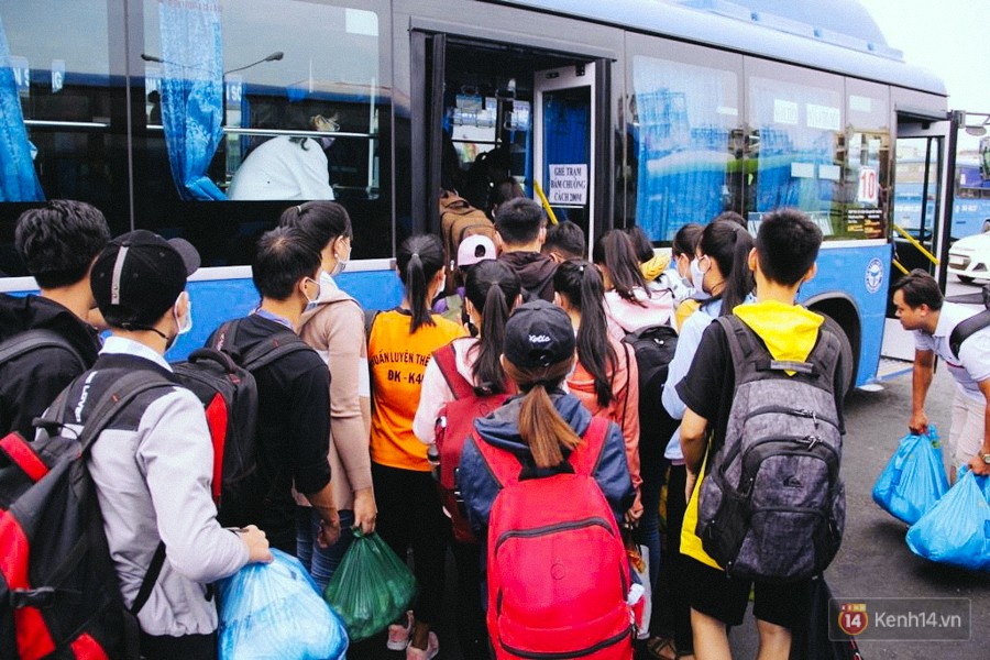 Các cửa ngõ về Sài Gòn kẹt xe nghiêm trọng sau kỳ nghỉ lễ, nhân viên đến tận nơi bán vé cho khách qua phà - Ảnh 17.