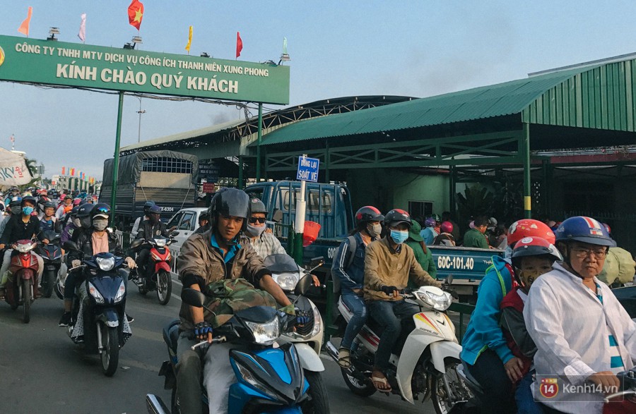 Các cửa ngõ về Sài Gòn kẹt xe nghiêm trọng sau kỳ nghỉ lễ, nhân viên đến tận nơi bán vé cho khách qua phà - Ảnh 5.