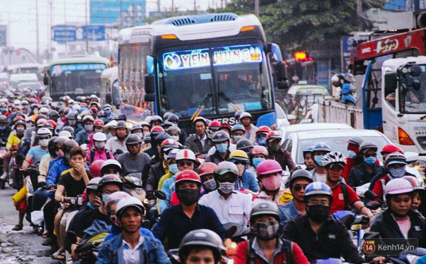 Các cửa ngõ về Sài Gòn kẹt xe nghiêm trọng sau kỳ nghỉ lễ, nhân viên đến tận nơi bán vé cho khách qua phà - Ảnh 14.