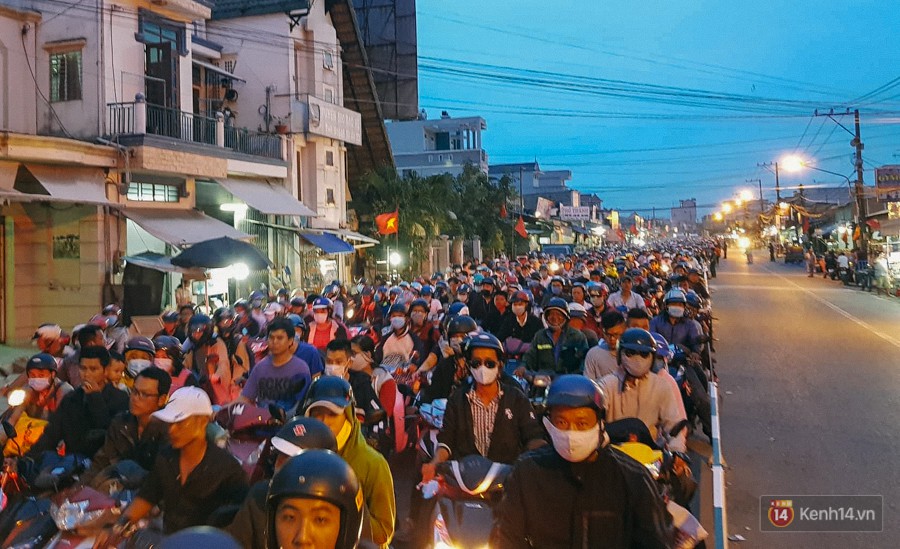 Các cửa ngõ về Sài Gòn kẹt xe nghiêm trọng sau kỳ nghỉ lễ, nhân viên đến tận nơi bán vé cho khách qua phà - Ảnh 7.