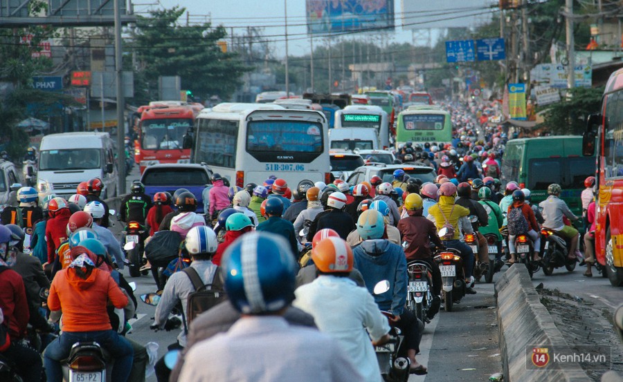 Các cửa ngõ về Sài Gòn kẹt xe nghiêm trọng sau kỳ nghỉ lễ, nhân viên đến tận nơi bán vé cho khách qua phà - Ảnh 10.