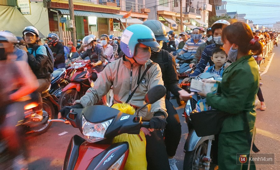 Các cửa ngõ về Sài Gòn kẹt xe nghiêm trọng sau kỳ nghỉ lễ, nhân viên đến tận nơi bán vé cho khách qua phà - Ảnh 4.
