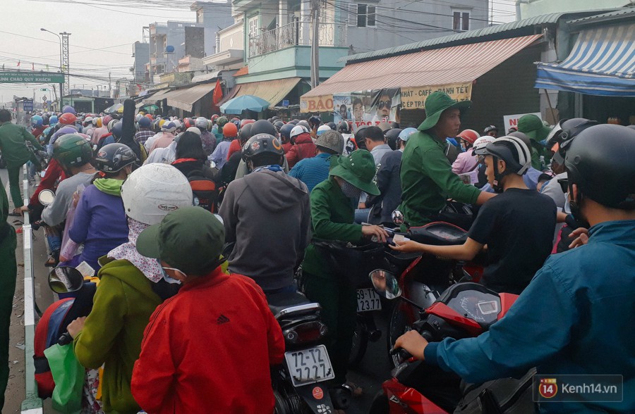 Các cửa ngõ về Sài Gòn kẹt xe nghiêm trọng sau kỳ nghỉ lễ, nhân viên đến tận nơi bán vé cho khách qua phà - Ảnh 3.