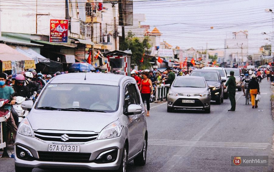 Các cửa ngõ về Sài Gòn kẹt xe nghiêm trọng sau kỳ nghỉ lễ, nhân viên đến tận nơi bán vé cho khách qua phà - Ảnh 2.