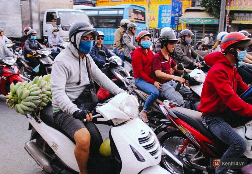 Các cửa ngõ về Sài Gòn kẹt xe nghiêm trọng sau kỳ nghỉ lễ, nhân viên đến tận nơi bán vé cho khách qua phà - Ảnh 12.