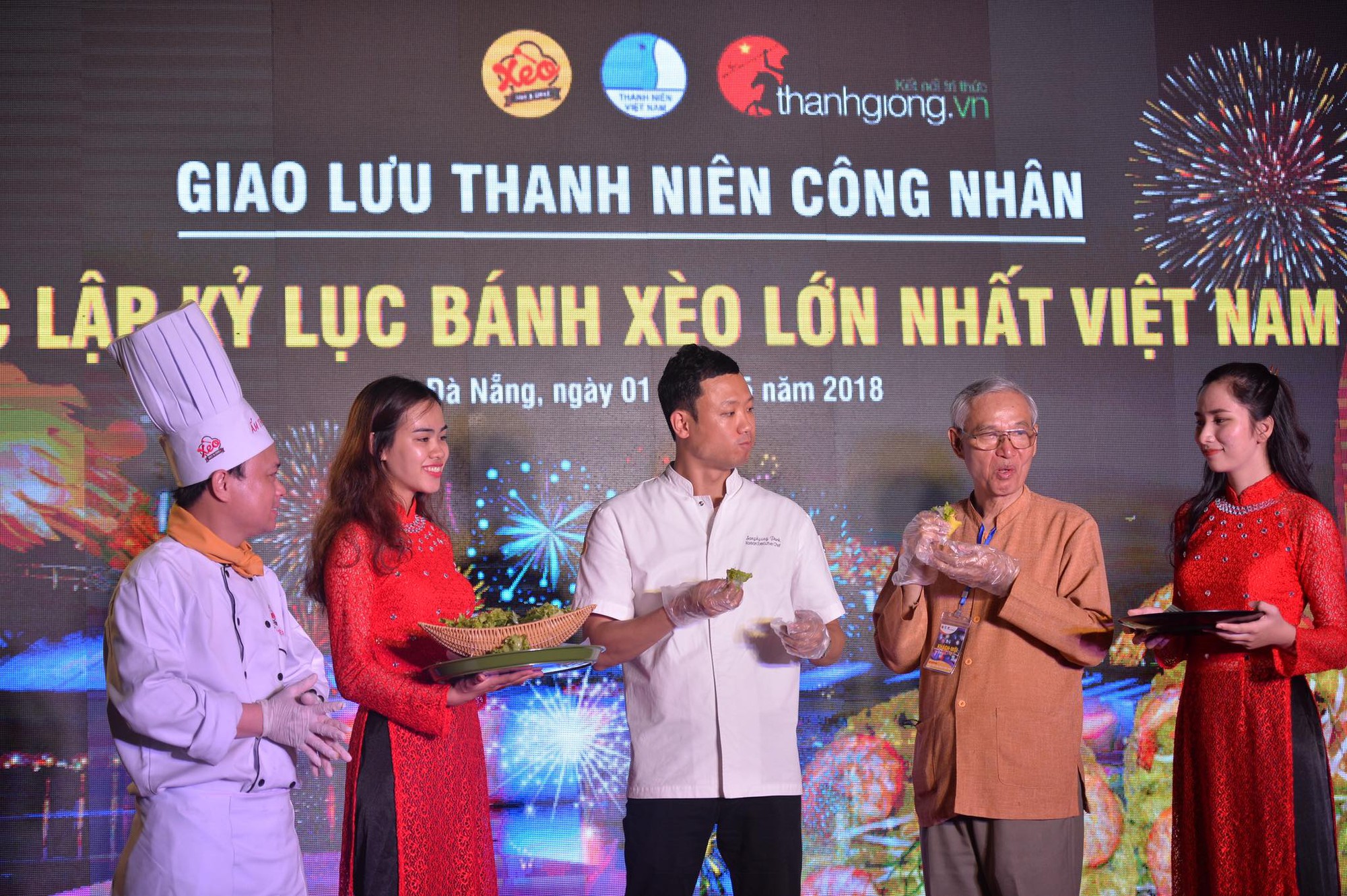 Chiêm ngưỡng chiếc bánh xèo lớn nhất Việt Nam với 100 con tôm hùm - Ảnh 8.