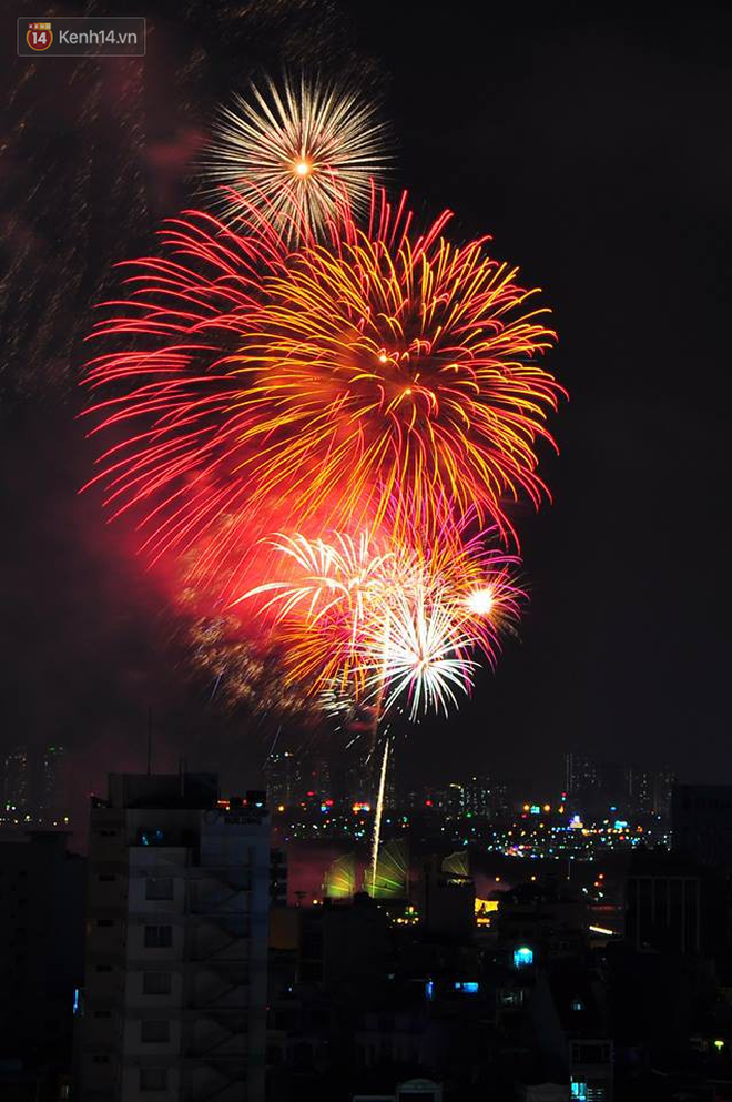 Chùm ảnh: Nhìn lại những màn pháo hoa đẹp mắt trên bầu trời Sài Gòn và Đà Nẵng trong đêm 30/4 6