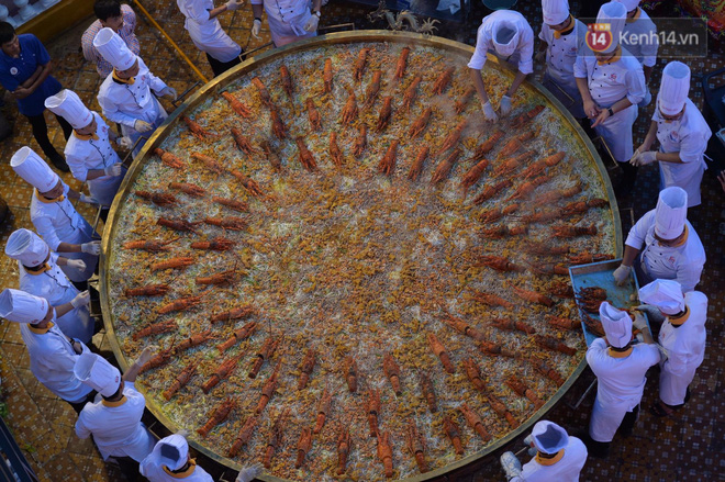 Chiêm ngưỡng chiếc bánh xèo lớn nhất Việt Nam với 100 con tôm hùm - Ảnh 7.
