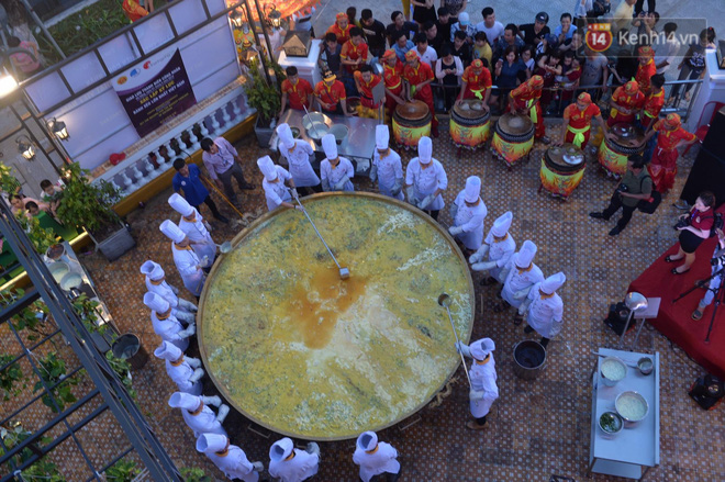Chiêm ngưỡng chiếc bánh xèo lớn nhất Việt Nam với 100 con tôm hùm - Ảnh 5.