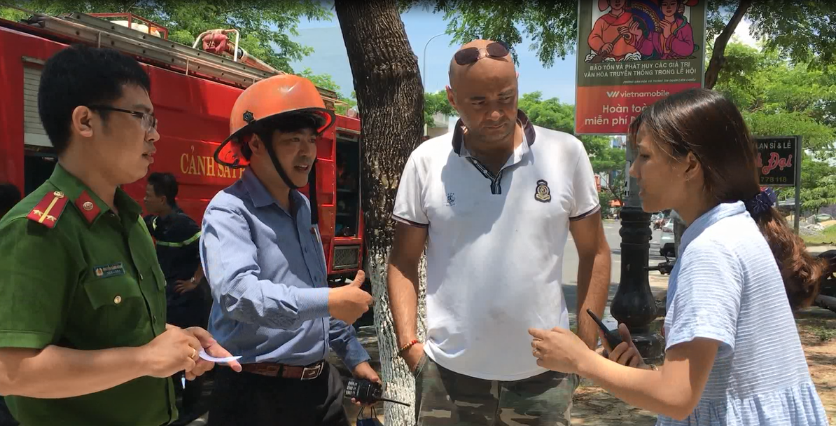 Hai thanh niên nước ngoài liều mình trèo qua sân thượng cứu 2 em nhỏ mắc kẹt trong đám cháy ở Đà Nẵng - Ảnh 5.