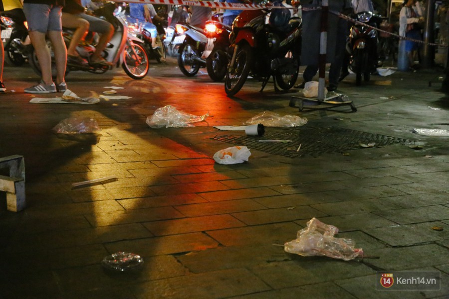 Rác ngập ngụa trên phố đi bộ Nguyễn Huệ và công viên sau màn pháo hoa mừng lễ 30/4 ở Sài Gòn - Ảnh 19.