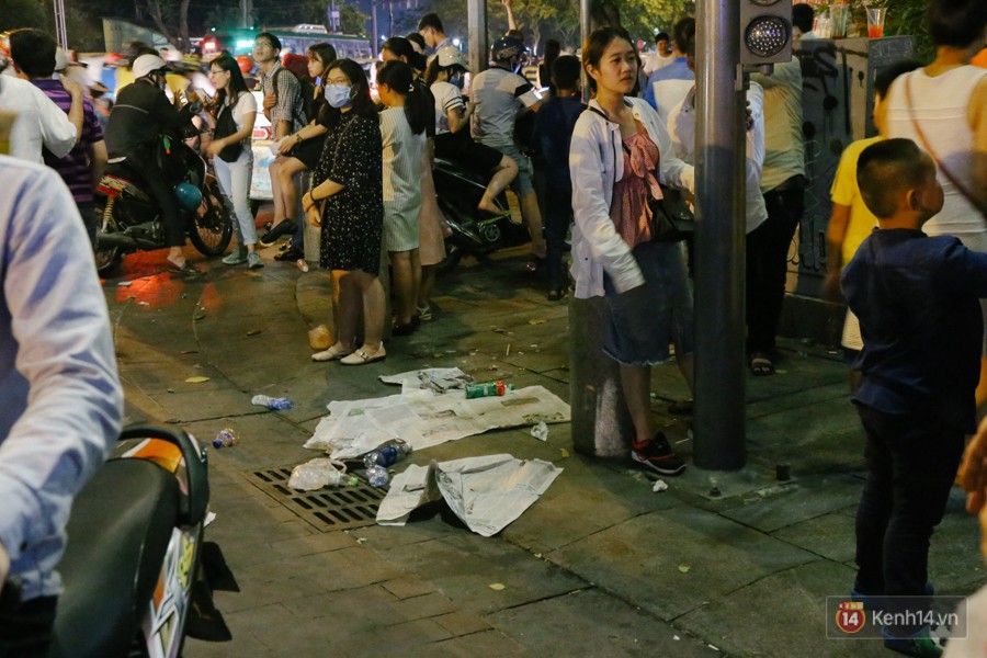Rác ngập ngụa trên phố đi bộ Nguyễn Huệ và công viên sau màn pháo hoa mừng lễ 30/4 ở Sài Gòn - Ảnh 18.