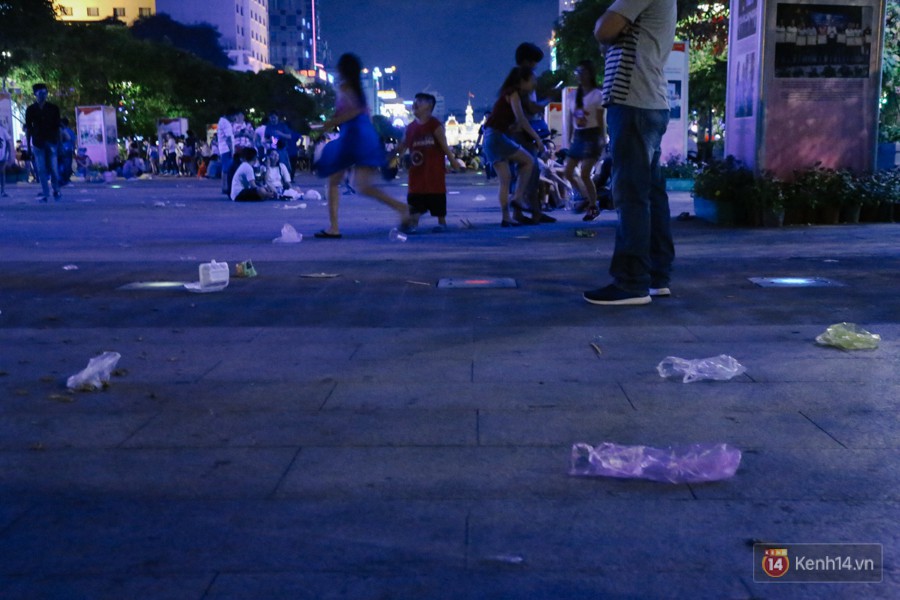 Rác ngập ngụa trên phố đi bộ Nguyễn Huệ và công viên sau màn pháo hoa mừng lễ 30/4 ở Sài Gòn - Ảnh 20.