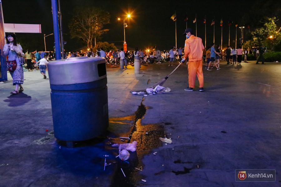 Rác ngập ngụa trên phố đi bộ Nguyễn Huệ và công viên sau màn pháo hoa mừng lễ 30/4 ở Sài Gòn 12