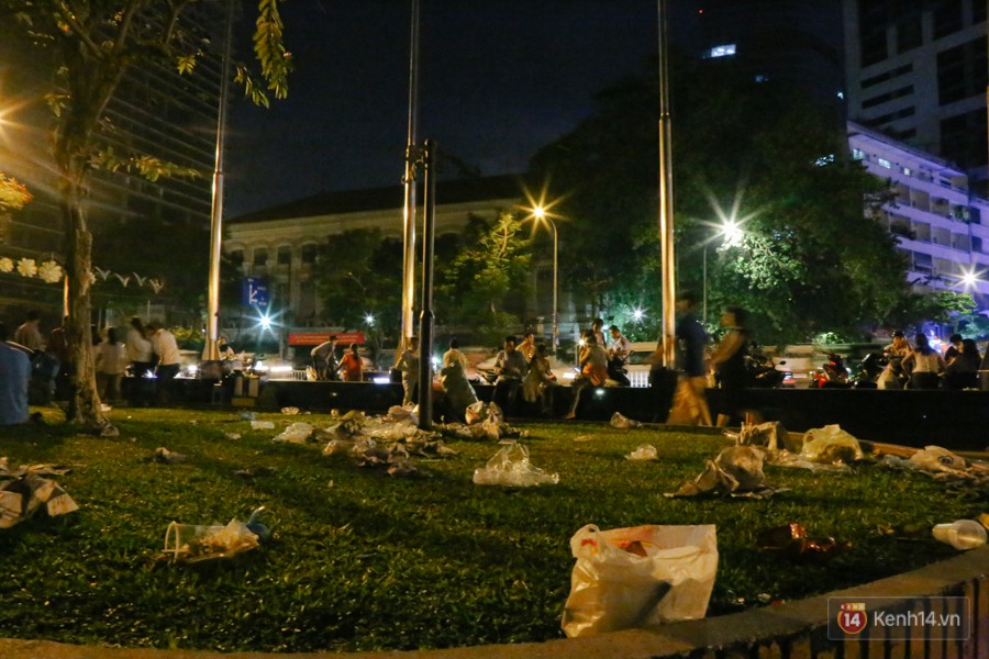 Rác ngập ngụa trên phố đi bộ Nguyễn Huệ và công viên sau màn pháo hoa mừng lễ 30/4 ở Sài Gòn 6
