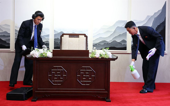 Hậu trường Thượng đỉnh: Tôn trọng đối phương, ông Kim Jong-un lẳng lặng ra ngoài hút thuốc - Ảnh 7.