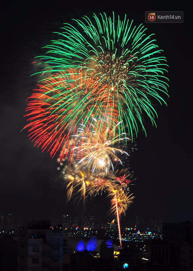 Chùm ảnh: Nhìn lại những màn pháo hoa đẹp mắt trên bầu trời Sài Gòn và Đà Nẵng trong đêm 30/4 1