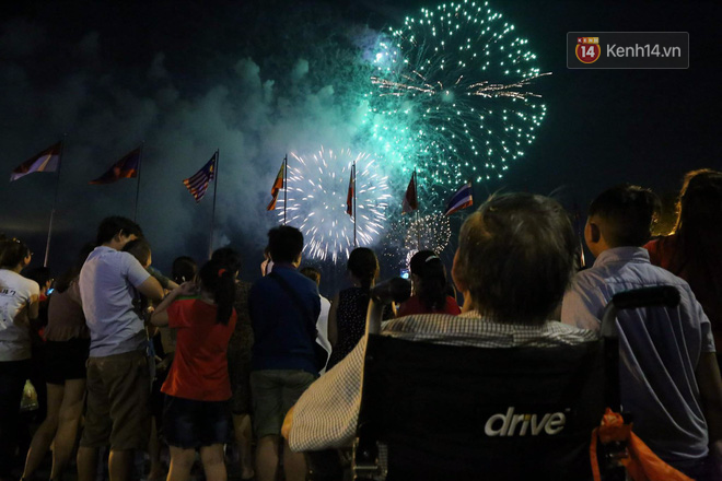 Chùm ảnh: Nhìn lại những màn pháo hoa đẹp mắt trên bầu trời Sài Gòn và Đà Nẵng trong đêm 30/4 8