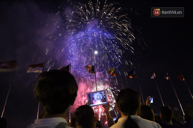 Chùm ảnh: Nhìn lại những màn pháo hoa đẹp mắt trên bầu trời Sài Gòn và Đà Nẵng trong đêm 30/4 - Ảnh 7.