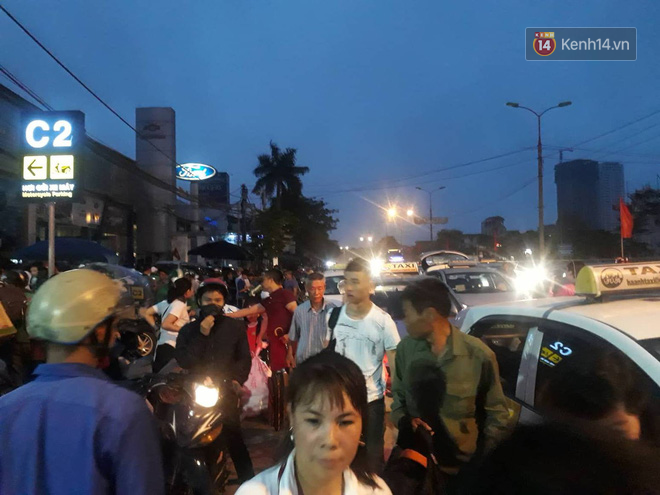 Hơn 4h sáng ngày 1/5, dòng người đã ùn ùn đổ về Hà Nội sau kỳ nghỉ lễ kéo dài - Ảnh 3.