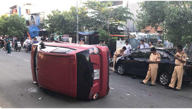 Thiếu niên 17 tuổi lái ô tô gây 2 tai nạn trên đường ở Sài Gòn - Ảnh 1.