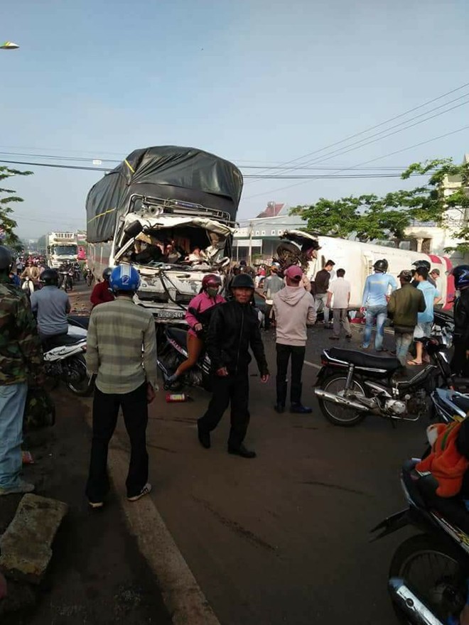 Hiện trường vụ ô tô khách và xe tải lao vào nhau khiến 1 người chết, 9 người bị thương - Ảnh 4.