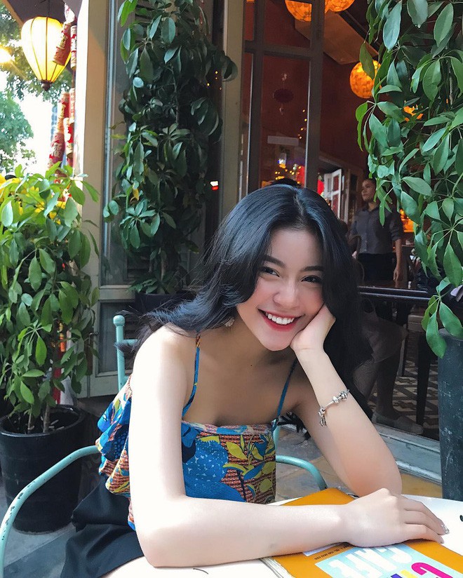 Xinh như búp bê và có nụ cười tươi rói, cô bạn sinh năm 1998 này đang cực hot trên Instagram Việt Nam - Ảnh 1.