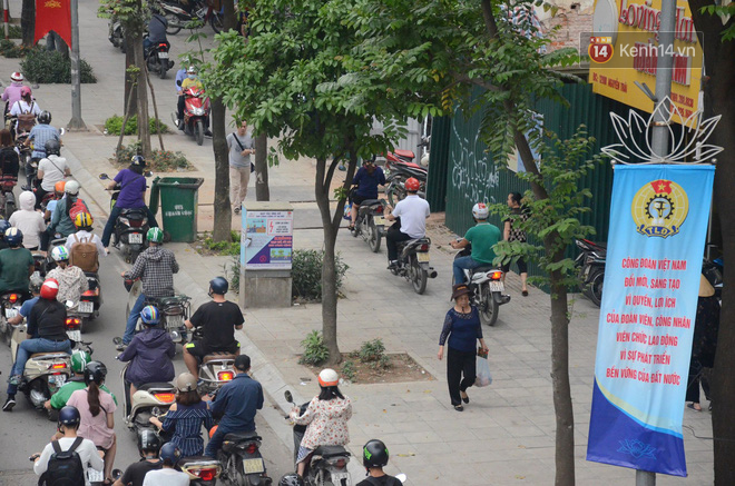 Đường phố Hà Nội tắc nghẽn, hàng ngàn phương tiện bủa vây nhau trong ngày đầu người dân đi làm sau kỳ nghỉ lễ - Ảnh 5.