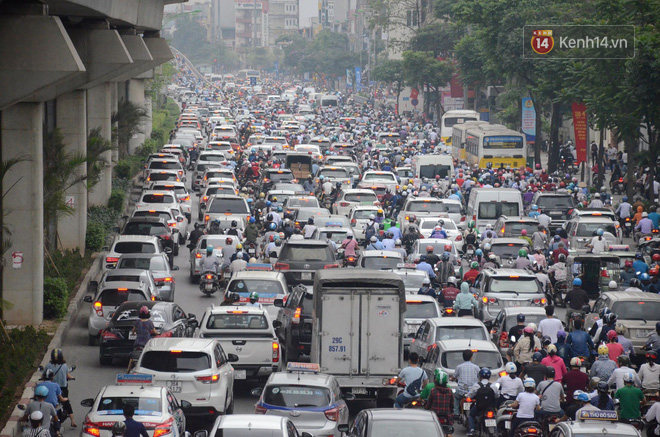 Đường phố Hà Nội tắc nghẽn, hàng ngàn phương tiện bủa vây nhau trong ngày đầu người dân đi làm sau kỳ nghỉ lễ - Ảnh 4.