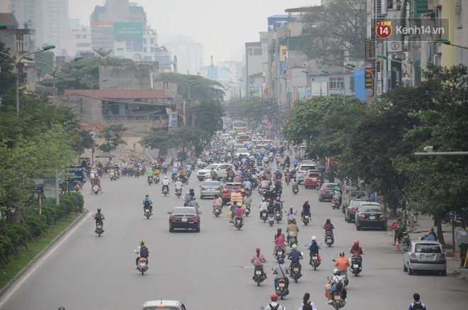 Đường phố Hà Nội tắc nghẽn, hàng ngàn phương tiện bủa vây nhau trong ngày đầu người dân đi làm sau kỳ nghỉ lễ - Ảnh 6.