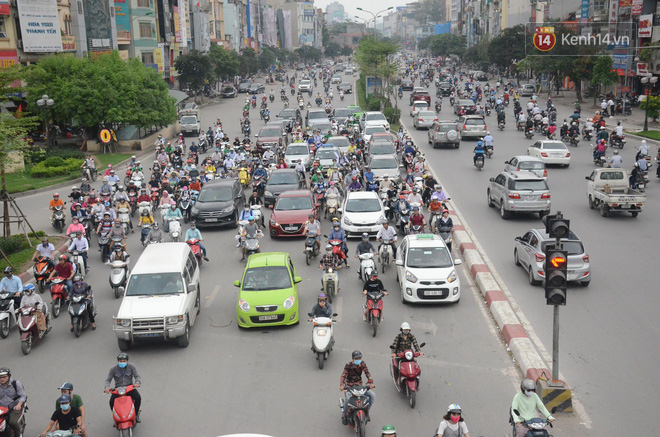 Đường phố Hà Nội tắc nghẽn, hàng ngàn phương tiện bủa vây nhau trong ngày đầu người dân đi làm sau kỳ nghỉ lễ - Ảnh 7.