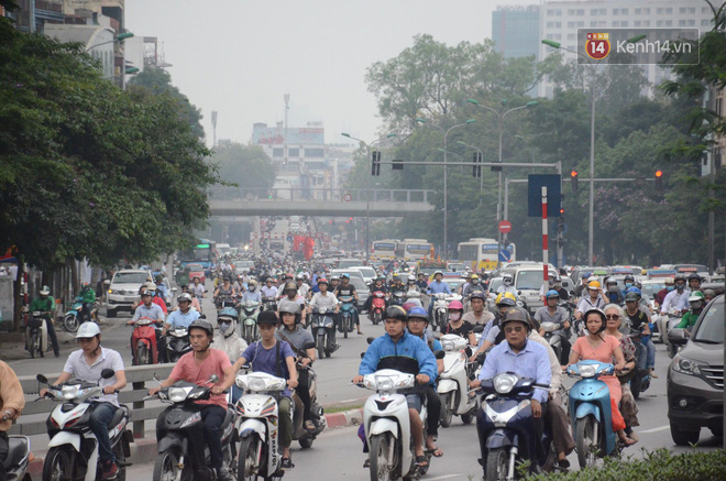 Đường phố Hà Nội tắc nghẽn, hàng ngàn phương tiện bủa vây nhau trong ngày đầu người dân đi làm sau kỳ nghỉ lễ - Ảnh 8.