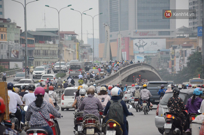 Đường phố Hà Nội tắc nghẽn, hàng ngàn phương tiện bủa vây nhau trong ngày đầu người dân đi làm sau kỳ nghỉ lễ - Ảnh 10.