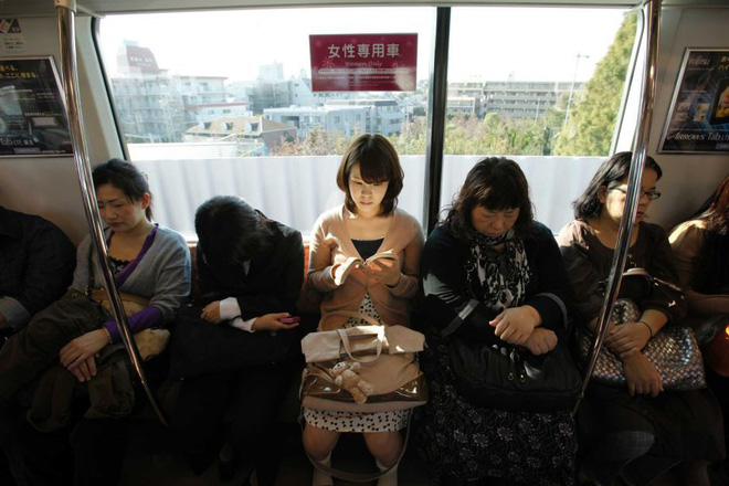 Tranh cãi quanh toa tàu dành riêng cho phụ nữ ở Nhật Bản: Sự an toàn cho phái yếu hay sự bất công cho phái mạnh? - Ảnh 2.
