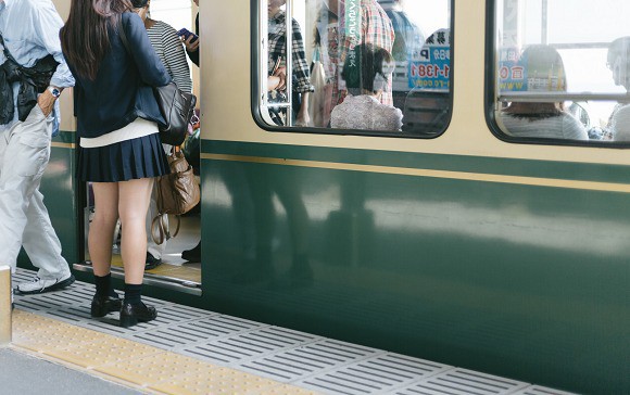 Tranh cãi quanh toa tàu dành riêng cho phụ nữ ở Nhật Bản: Sự an toàn cho phái yếu hay sự bất công cho phái mạnh? - Ảnh 4.