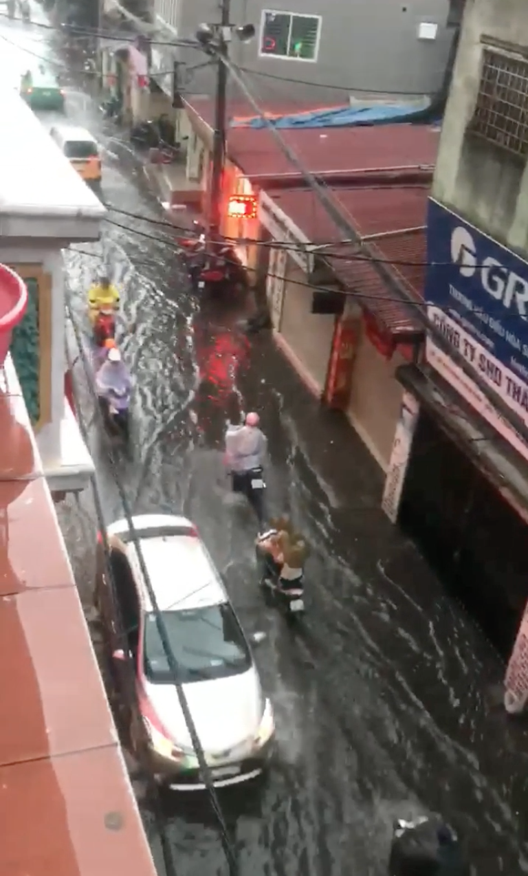 Hà Nội: Phố hoá thành sông chỉ sau một trận mưa đầu mùa - Ảnh 2.