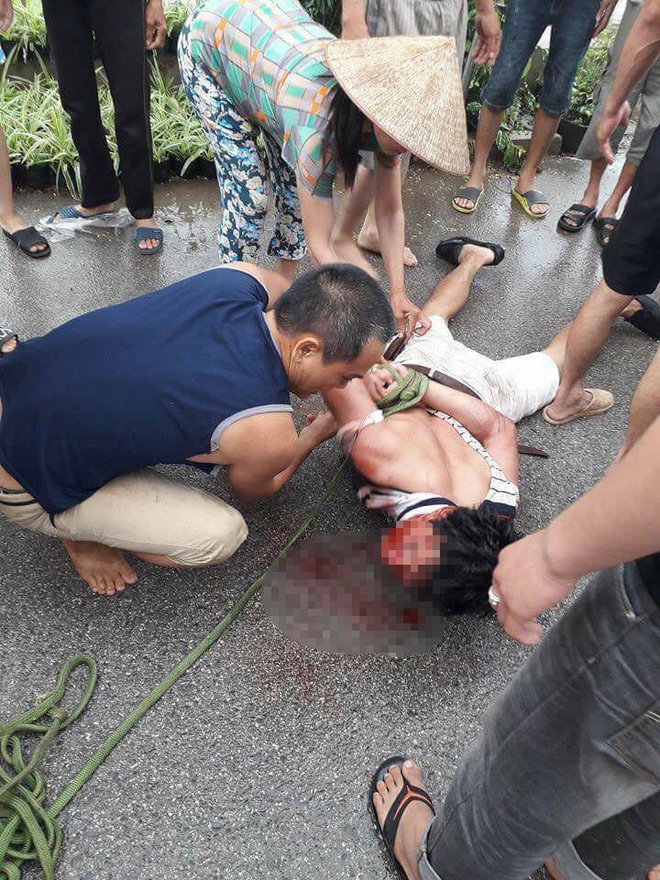 Hưng Yên: Người đàn ông đi ô tô bị dân vây bắt, đánh đập chảy máu vì nghi bắt cóc trẻ em - Ảnh 1.