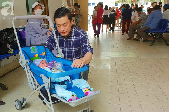 Ca sĩ Lam Trường đến thăm bé Bích - em bé bị vẩy ngứa da trăn trước khi bé nhập viện điều trị - Ảnh 1.