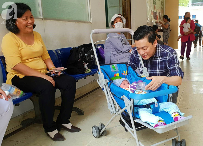 Ca sĩ Lam Trường đến thăm bé Bích - em bé bị vẩy ngứa da trăn trước khi bé nhập viện điều trị - Ảnh 3.